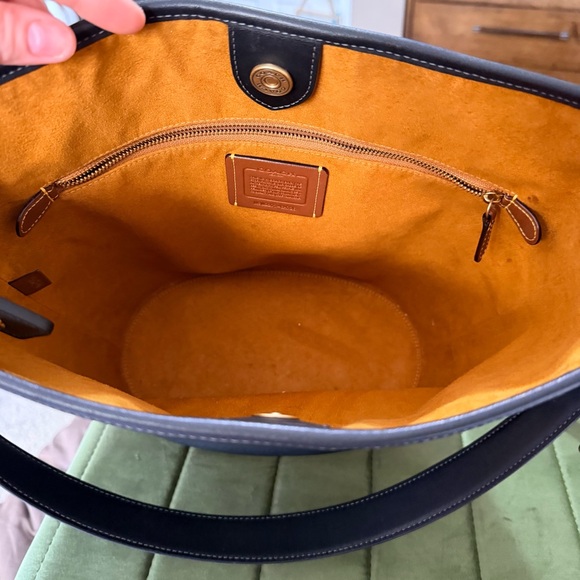 Coach 1941 Dakota Bucket Bag W Gold Accents - Picture 5 of 5